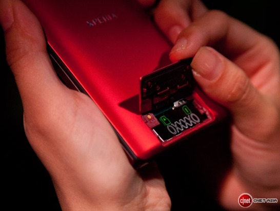 http://img.gadgetian.com/Sony-Xperia-ZL-Red-Pictured-03_thumb.jpg
