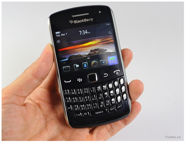 BlackBerry Curve Apollo leaked hands-on pic