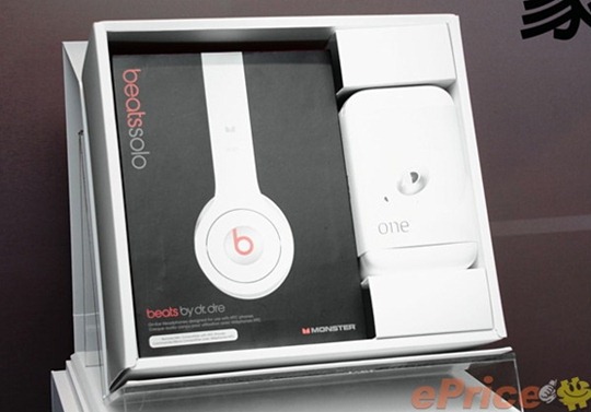 HTC One X Deluxe Edition With Beats Solo Headphones