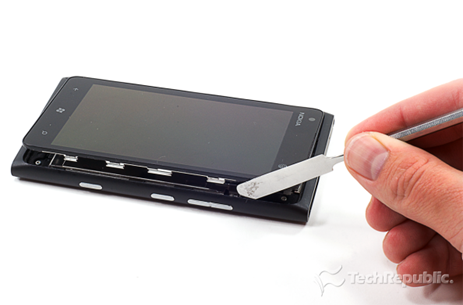 Nokia-Lumia-900-AT&T-Tear-Down-02